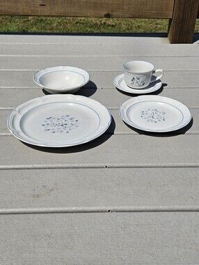 Vintage Covington Avondale Stoneware Dinnerware Set 5Pc Blue Flower Service 1